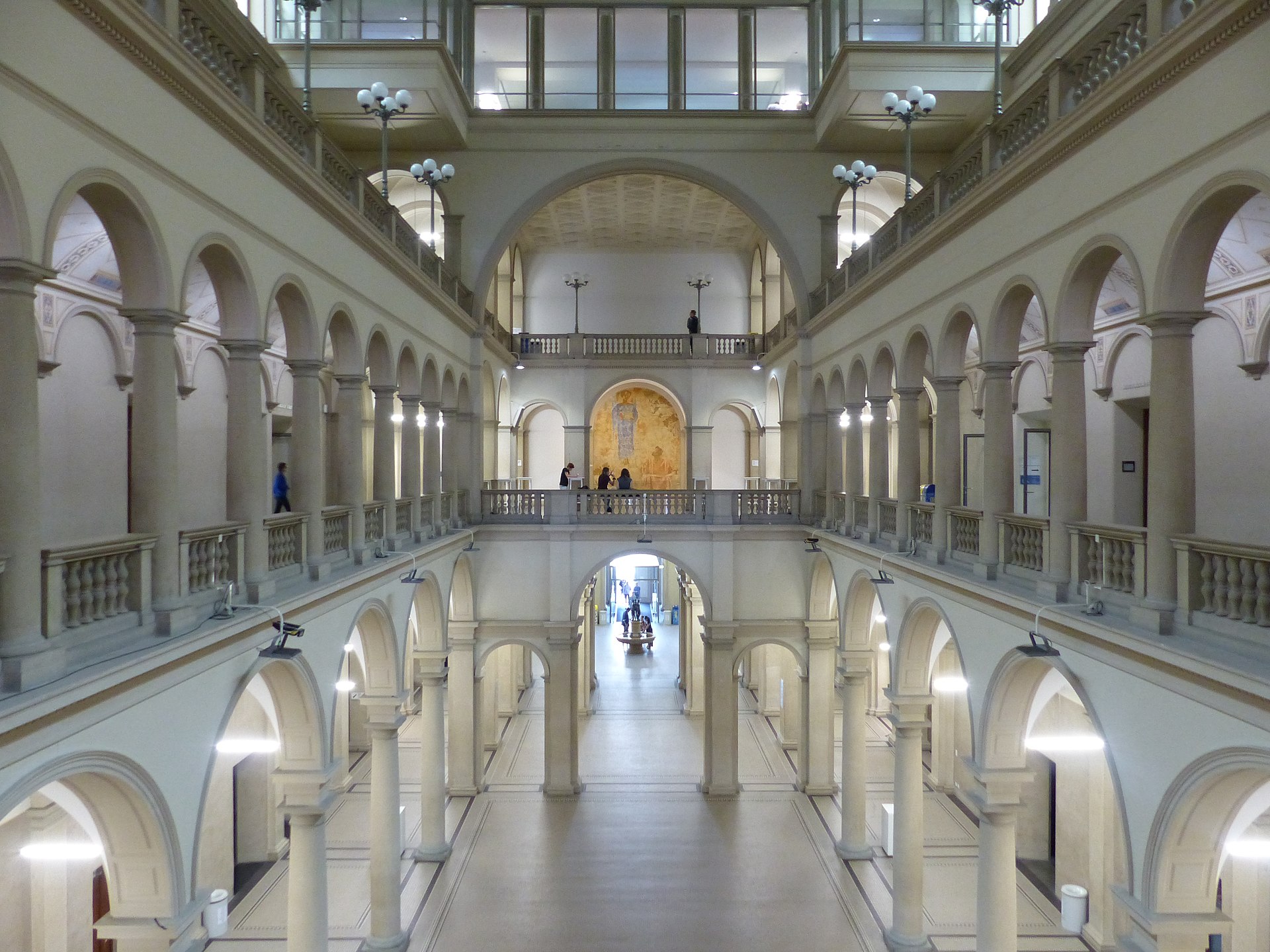 16 - 1920px-ETH_Zürich_Haupthalle